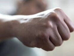 Tak Terima Disebut Beri Janji Palsu, Oknum Kades Aniaya Warga