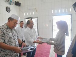 Walikota Padangsidimpuan Serahkan Bantuan Seragam Sekolah