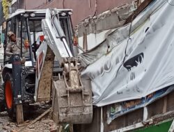 Pemko Medan Bongkar Paksa Dua Bangunan Tak Berizin