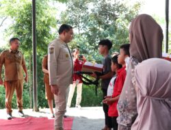 Bupati Pakpak Bharat Bagikan Paket Bansos ke Anak Yatim Piatu