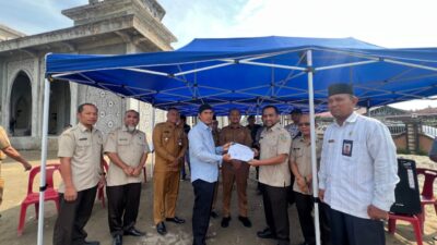 Walikota Tanjungbalai Serahkan Sapi Kurban Bantuan Gubsu ke Masjid Muhtadi