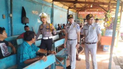 Petugas Ops Patuh Toba 2025 Edukasi Keselamatan Lalulintas di Loket KUPJ