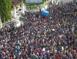 Ribuan Warga Geruduk Kantor Gubernur Riau Soal Relokasi TNTN