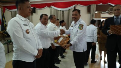 Wakil Bupati Pakpak Bharat Serahkan Akta dan SK Kopdes Merah Putih