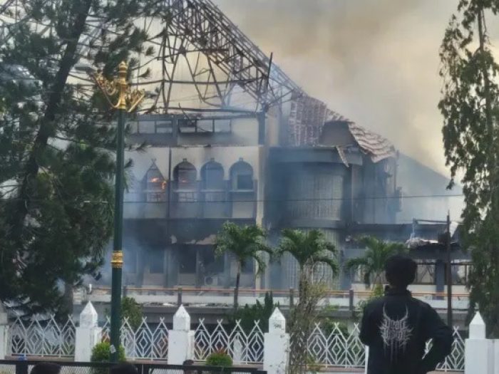 Aksi Demo Memanas Hingga Bakar Gedung DPRD NTB
