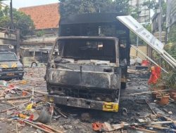 “Babak Belur” Dirusak Massa, Mapolres Jakarta Timur Jadi Tontonan Warga