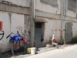 Warga Tanjung Pura Rusak Fasilitas Umum, Bikin Sumur Bor di Bahu Jalan