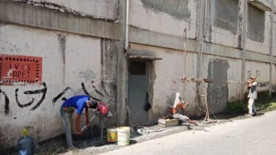 Warga Tanjung Pura Rusak Fasilitas Umum, Bikin Sumur Bor di Bahu Jalan