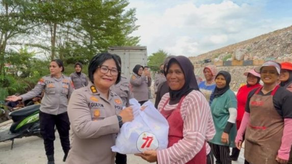 Polwan Polda Sumut Salurkan 350 Paket Sembako