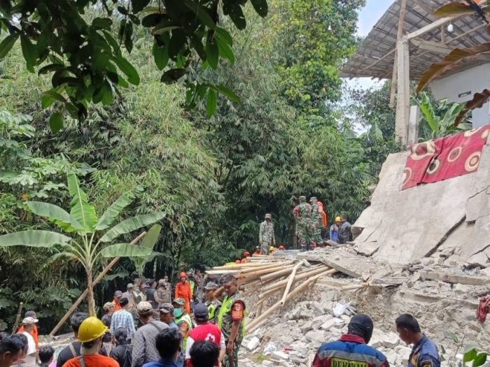 Bangunan Majelis Taklim Asobiyah Bogor Ambruk, 4 Orang Tewas