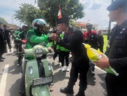 Brimob Polda Sumut Bagikan 1000 Karung Beras ke Driver Ojol