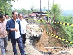 Bupati Tapsel Tinjau Jalan Nasional Amblas 20 Meter