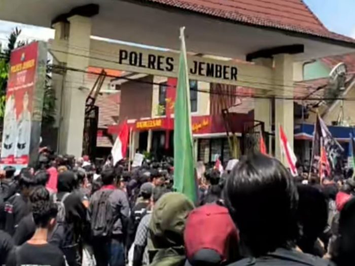 Massa Mahasiswa Geruduk Mapolres Jember