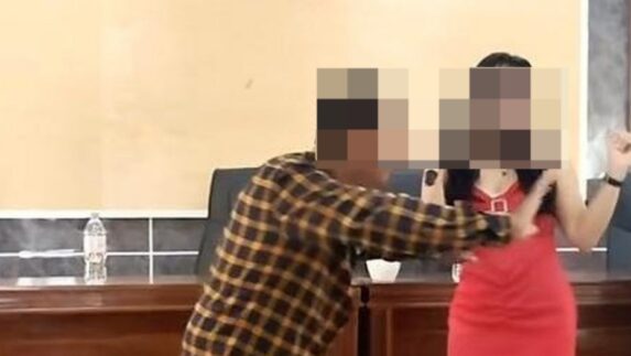Oknum Kades Joget Bareng Biduan di Kantor Camat, Videonya Viral