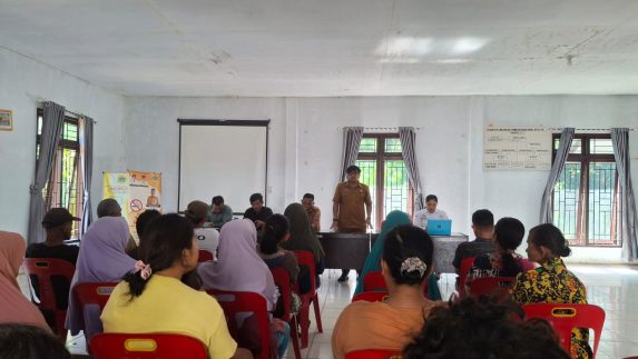 Pemdes Kuta Tinggi Bagikan Bibit Jagung ke Warga