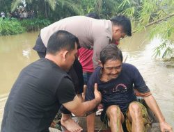 Personil Polsek Brandan Sigap Selamatkan Pria Hanyut di Sungai