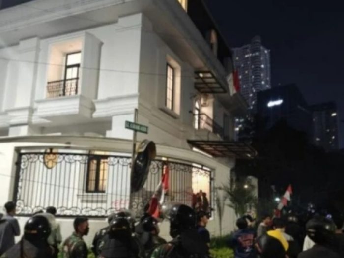 Barang Berharga dari Rumah Eko Patrio Digondol Massa