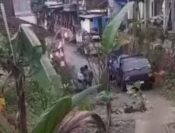 Rusak Bertahun “Tak Dilirik” Pemerintah, Warga Tanam Pohon Pisang di Jalan