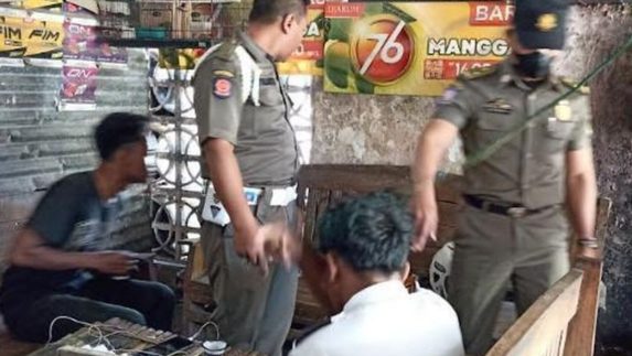 Terciduk Razia “Kasih Sayang”, Pelajar SMA Kedapatan Simpan Kondom di Dompet