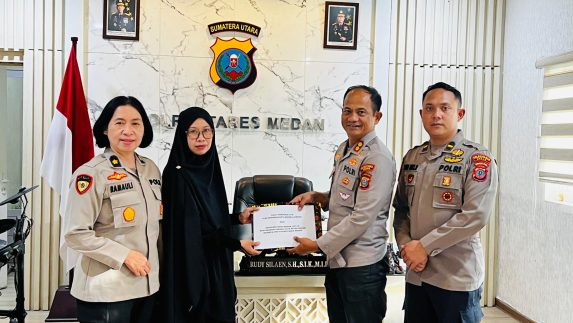 Wakapolrestabes Medan Serahkan Uang Duka ke Keluarga Bripka Afrizal