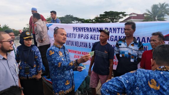 Walikota Tanjungbalai Bagikan Kartu BPJS Ketenagakerjaan ke Nelayan