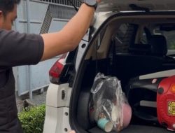 Warga Kembalikan Barang yang Diambil dari Rumah Sri Mulyani