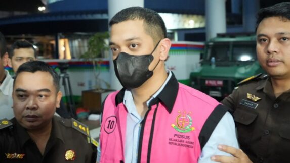 Anak “Raja Minyak” Gunakan Uang Korupsi Rp176 Miliar untuk Main Golf