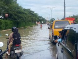 Banjir “Kepung” Jalan Didepan Mapolda Sumut