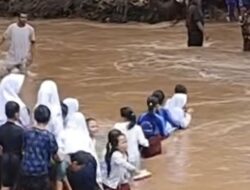 Jembatan Hanyut, Pelajar di Pandeglang Taruh Nyawa Seberangi Sungai Deras