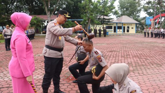 Kapolres Langkat Pimpin Upacara Kenaikan Pangkat