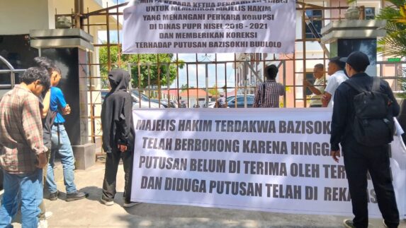 Massa Geruduk Pengadilan Tinggi, Minta Periksa Hakim PN Medan