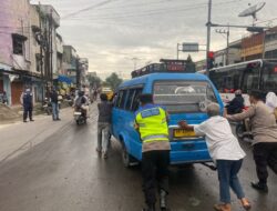 Polisi di Medan Bantu Dorong Angkot Mogok