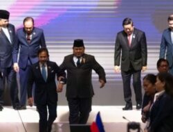 Presiden Prabowo Sigap Bantu Sultan Brunei Turun Tangga di KTT ASEAN