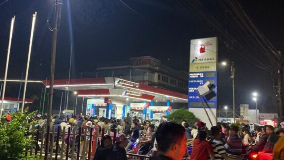 Antrean Panjang “Hiasi” Sejumlah SPBU di Sumut