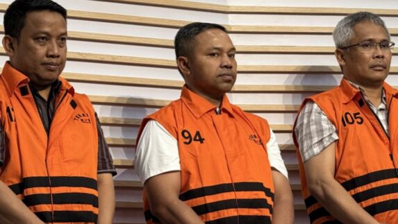 Dalami Kasus OTT, KPK Geledah Rumah Dinas Gubernur Riau