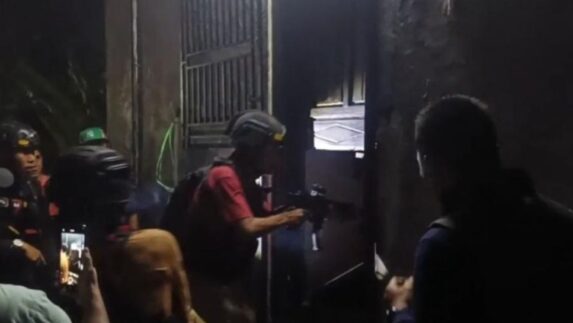Gerebek Rumah Pengedar Narkoba, Polisi Diberondong Tembakan