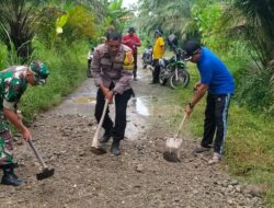 Kades Karang Anyer Bersama Perangkat Desa Gotong-royong