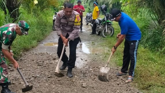 Kades Karang Anyer Bersama Perangkat Desa Gotong-royong