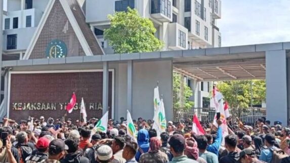 Kejati Riau Didemo Soal Penataan Batas Tanah Ulayat