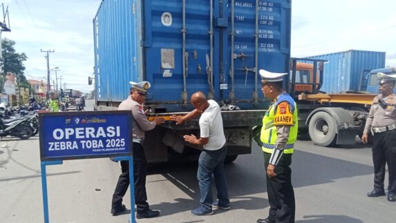Gelar Ops Zebra Toba, Satlantas Polres Pelabuhan Belawan Pasang Stiker Pemantul Cahaya
