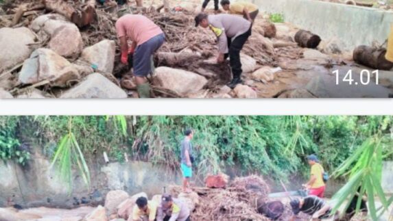 Bhabinkamtibmas Polres Sibolga Bersama Warga Bersihkan Sungai Aek Doras