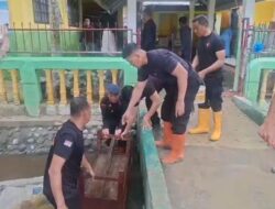 Brimob Hadir Pulihkan Harapan Siswa SDN 3 Tanjung Pura Pasca Banjir