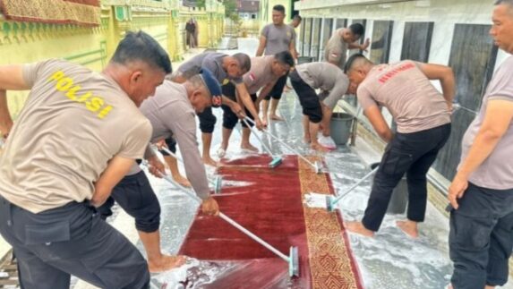 Brimob Polda Sumut dan Polres Langkat Bersihkan Masjid Serta Salurkan Bantuan
