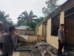 Kantor Desa Trans Ujungbatu 4 Dibakar OTK