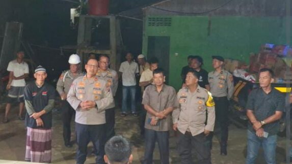 Kapolres Langkat Salurkan Bansos ke Warga Terdampak Banjir