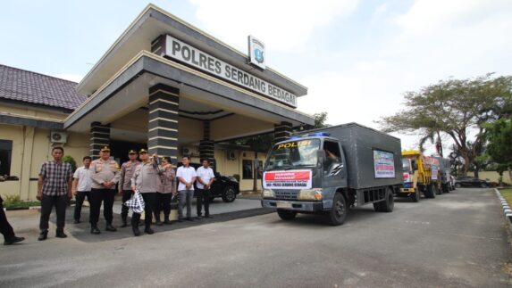 Kapolres Sergai Lepas Bantuan Sembako untuk Korban Bencana Sumut