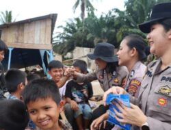 Polwan Polres Padangsidimpuan Lakukan Trauma Healing Bagi Anak-anak Korban Bencana Alam
