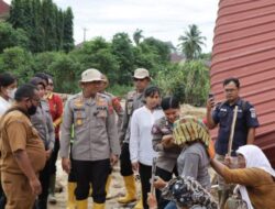 Polwan Polres Tapteng Evakuasi Tetangganya dari Longsor