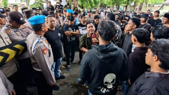 Terima Laporan Terduga Pelaku Pencabulan, Mapolres Sumenep Didemo