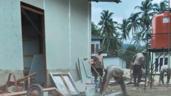 Brimob Hadirkan Sanitasi Layak Bagi Korban Banjir Tapsel